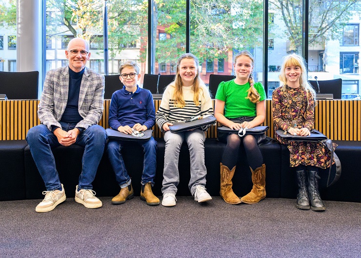 Wethouder Kees van Geffen, de jeugdwethouders, Frey, Pien en Sophie en jeugdburgemeester Cato.