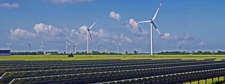 energiepark met windmolens en zonnepanelen